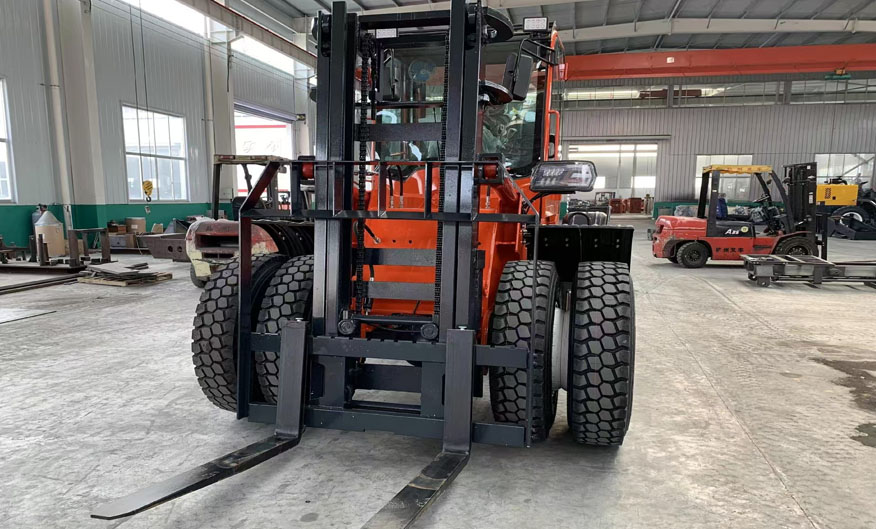 Large tonnage four-wheel drive off-road forklift