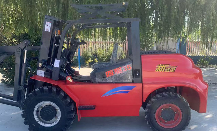 Integrated four-wheel drive off-road forklift
